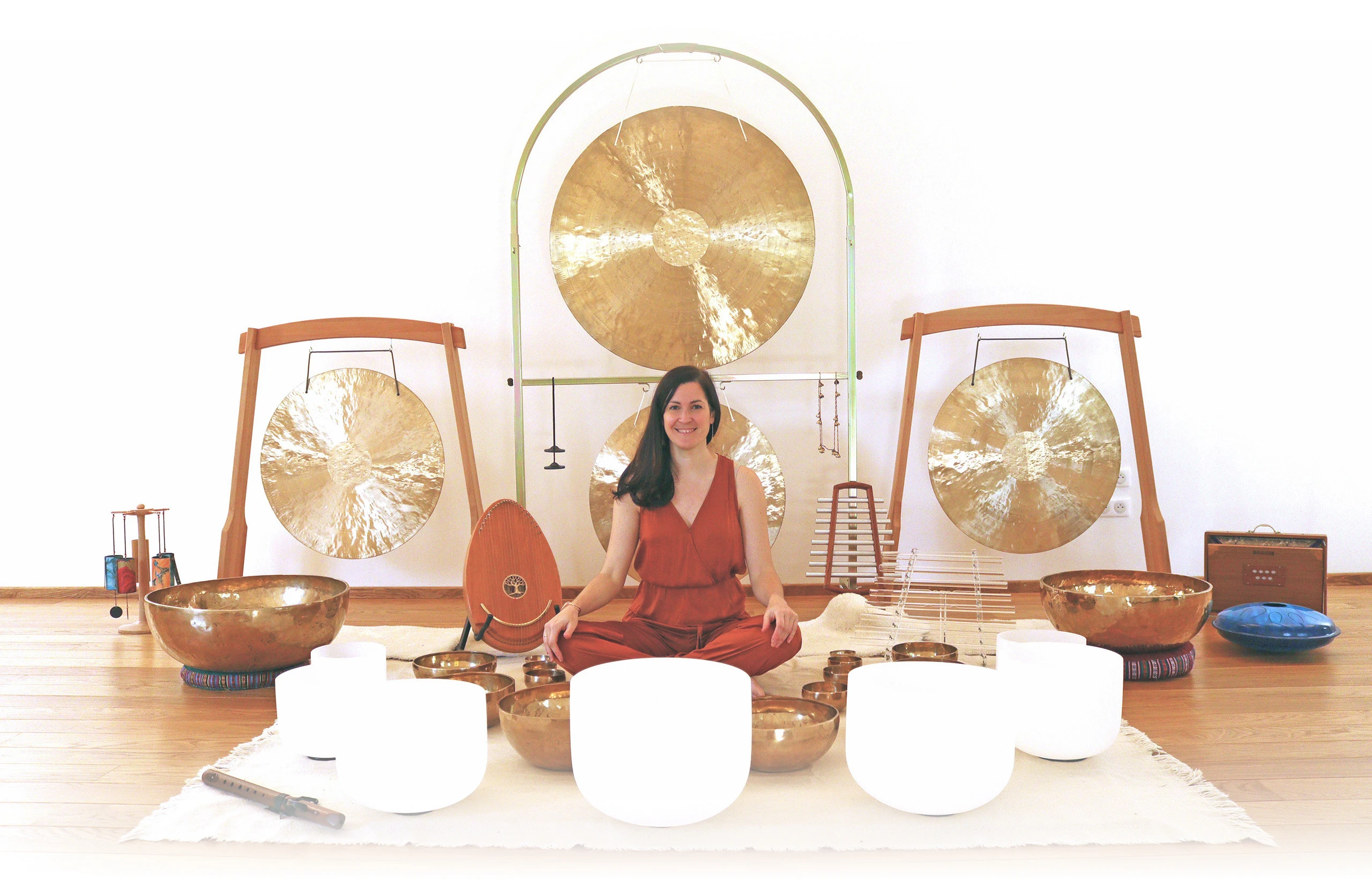 Flora Vourron, sonothérapeute et formatrice, se prépare pour un voyage sonore au Chant des Cimes, entourée de ses bols tibétains, gongs, bols en cristal et instruments intuitifs.