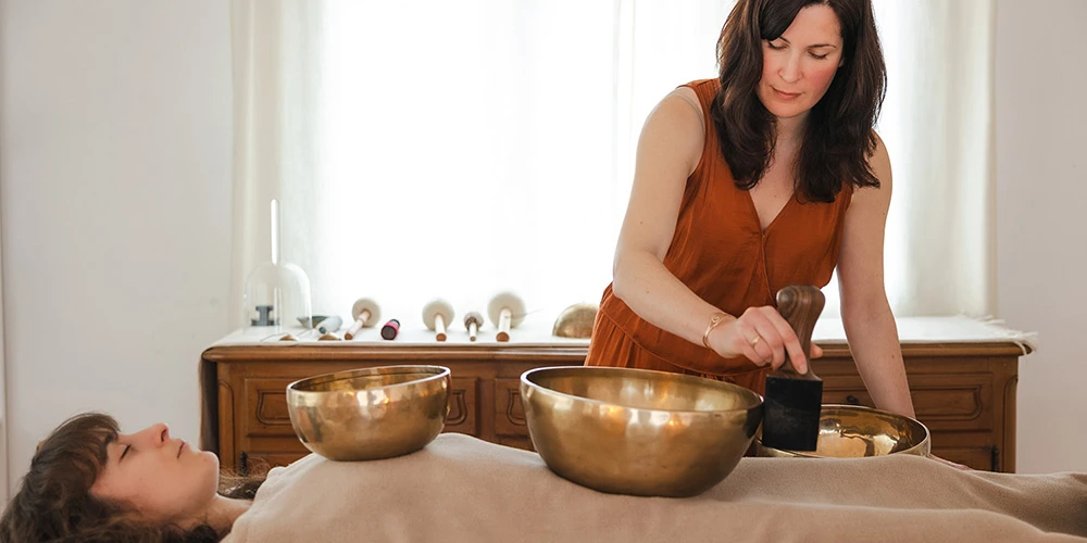 Massage sonore avec les sons et vibrations des bols chantants (bols tibétains) et gongs, dans mon cabinet à La Roche-Chalais, à 1h de Bordeaux, Périgueux et Angoulême.
