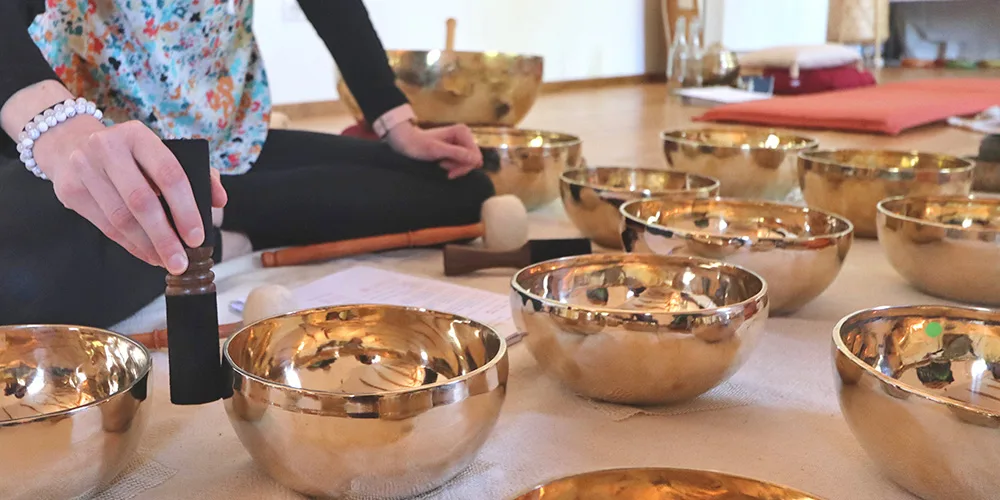 Formations de sonothérapie à travers la pratique des bols chantants, gongs et autres instruments intuitifs, à La Roche Chalais (Dordogne), proche de Bordeaux, Angoulême et Périgueux.