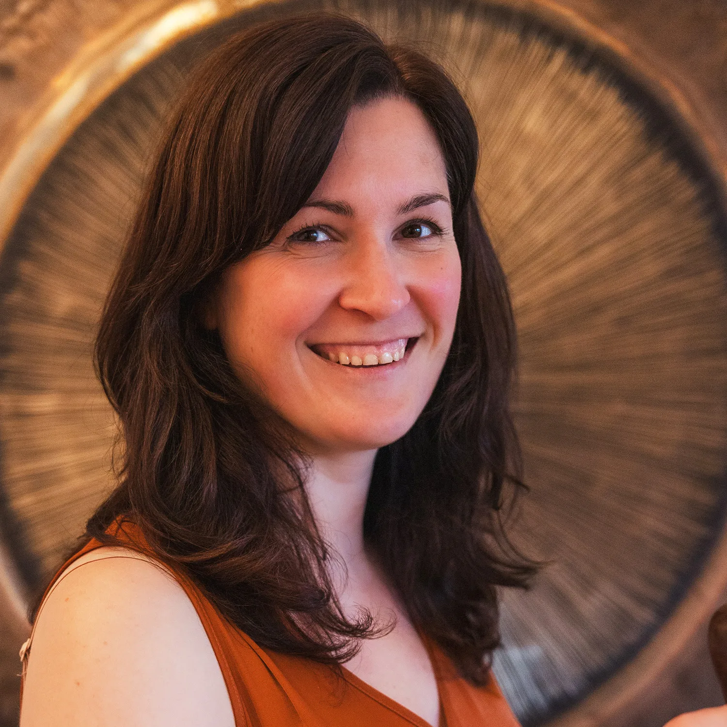 Flora Vourron, passionnée par les bols tibétains, transmet la pratique des bols chantants depuis 2017. Pédagogue et expérimentée, elle a créé de nombreux protocoles qu'elle enseigne aujourd'hui avec soin et attention.