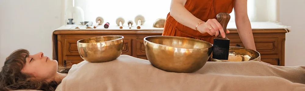 Venez suivre un stage de 3 jours sur le Massage sonore aux bols chantants pour être prêt à recevoir des personnes en individuel chez vous ou à votre cabinet de praticien du bien-être.