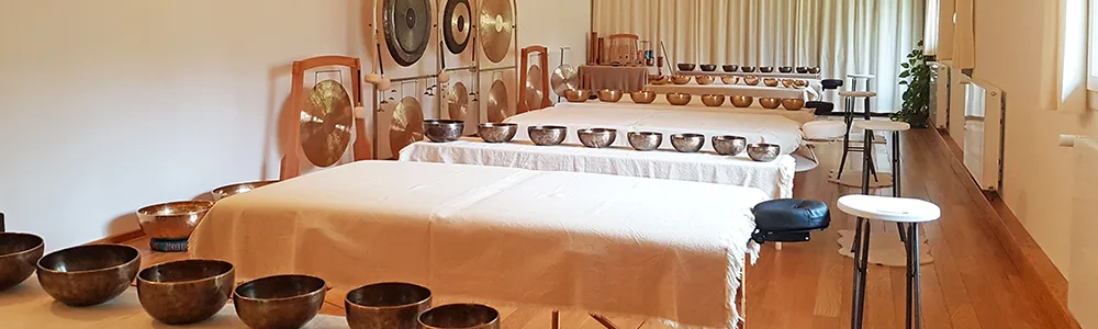 Pour cette formation au massage sonore, je fournis les tables de massage, les sets de 8 bols tibétains en gamme de do, les manuels de formation exclusifs et détaillés, ainsi que tout autre matériel nécessaire à l'apprentissage.