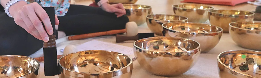 Lors de ce stage de découverte des bols tibétains, vous apprendrez toutes les techniques de base de la sonothérapie : faire chanter et sonner un bol chantant, faire un auto-massage, l'intégrer à vos cours de yoga...